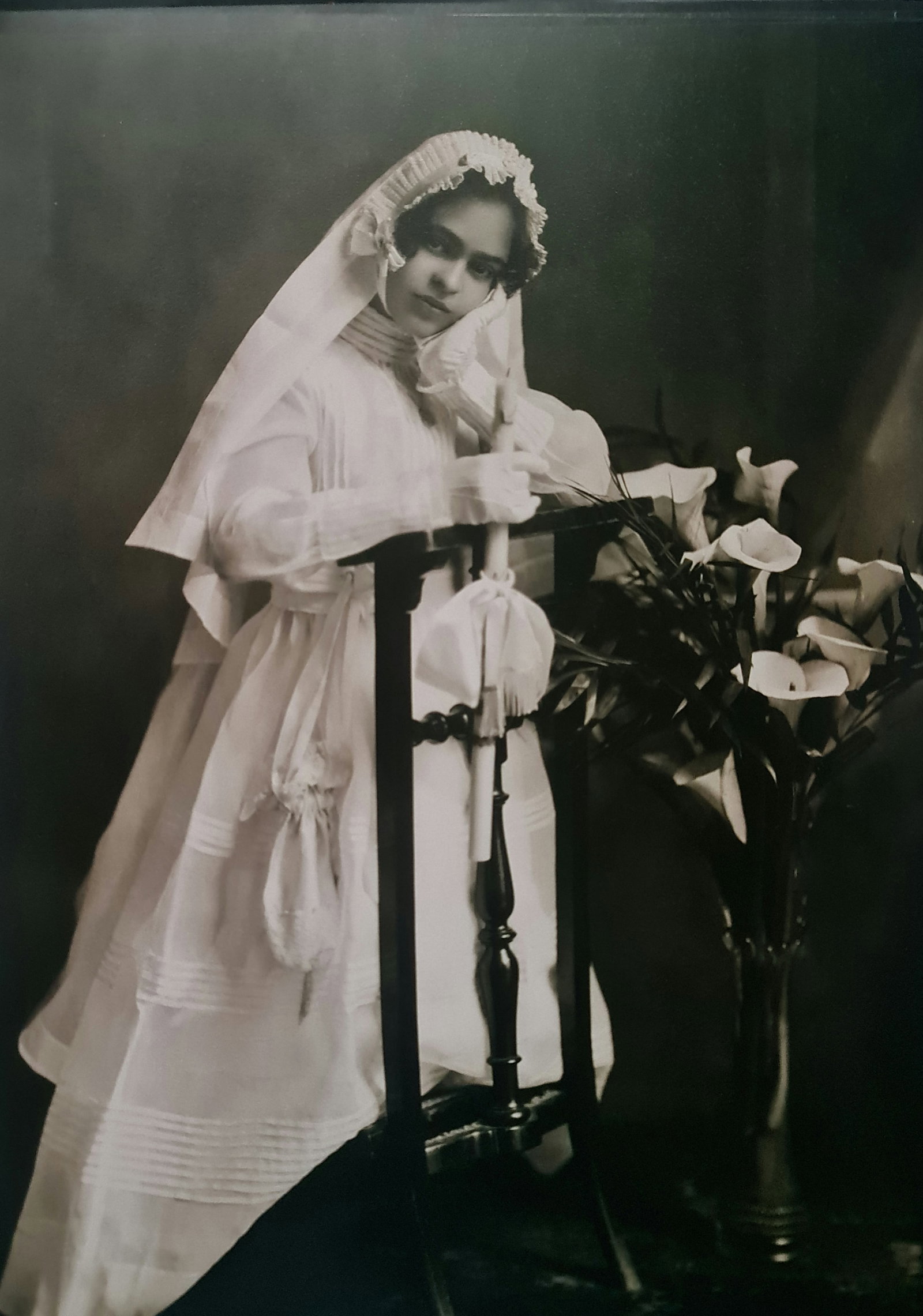 Frida Kahlo, as a young woman, 1920's: Subject: As a young woman Subject/Title- Frida Kahlo Photos Type Of Print: Authentic Vintage Sheet Fed Photogravure/Heliogravure Date Of Print: 2021 Publisher: Taschen GmbH Paper: Medium weight, clay 