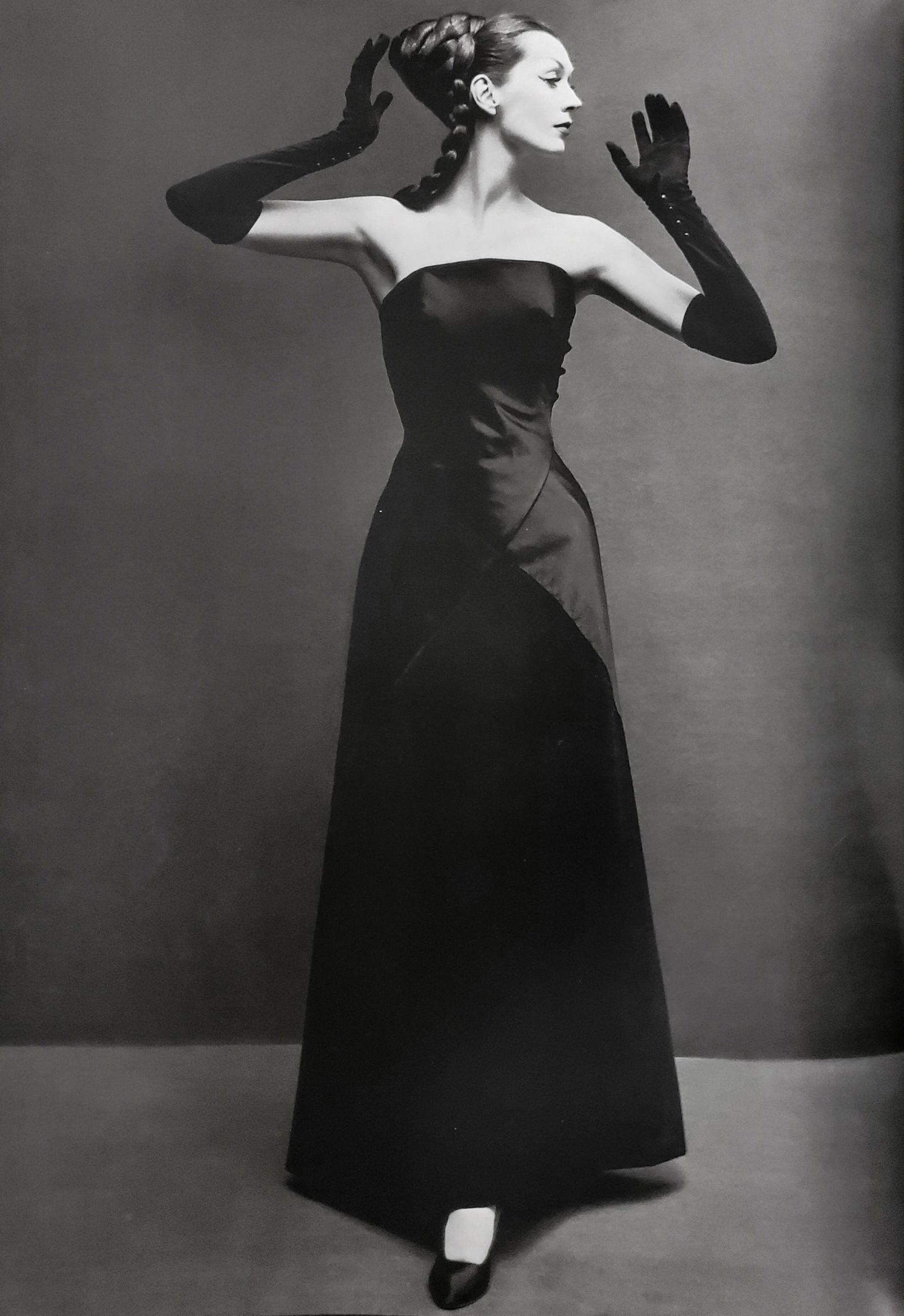 Richard Avedon, Dovima, Evening dress by Givenchy, Paris stufio, 1955: Photographer: Richard Avedon (American, 1923 - 2004) - internationally renowned portrait and fashion photographer, one of the most important and influential photographers during the last half of the t