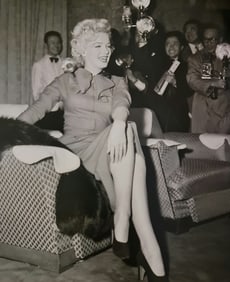 Marilyn Monroe, Posing for cameras, 1954