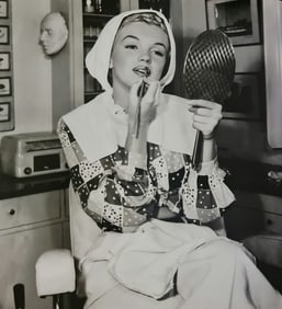 Marilyn Monroe, Putting on makeup, 1949