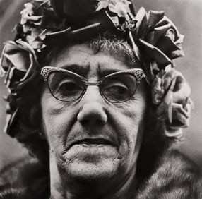 Diane Arbus, Woman in a rose hat, N.Y.C., 1966