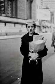 Diane Arbus, Woman on the street with Parcels, N.Y.C., 1956