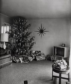 Diane Arbus, Xmas tree in a living room, Levittown, L.I., 1963