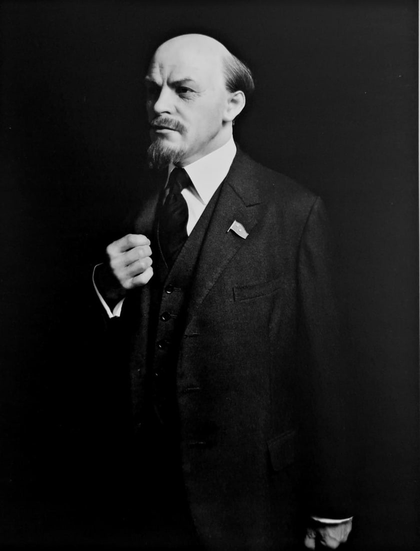 Hiroshi Sugimoto, Vladimir Ilyich Lenin, 1999: Subject: Hiroshi Sugimoto, Vladimir Ilyich Lenin Type: Sheet-fed Photograuvere Year: Publisher: Hatje Cantz Verlag Size: 8.5" x 6.5" Country of Origin: Japan Condition: Excellent