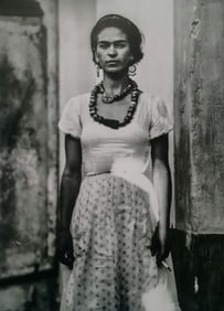 Frida Kahlo, Arms at her side