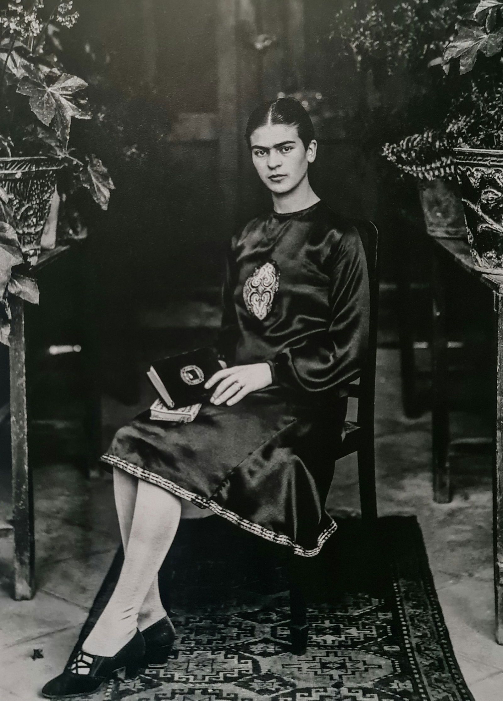 Frida Kahlo, Seated in dress: Subject: Seated in Dress Subject/Title- Frida Kahlo Photos Type Of Print: Authentic Vintage Sheet Fed Photogravure/Heliogravure Date Of Print: 2021 Publisher: Taschen GmbH Paper: Medium weight, clay c