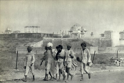 Henri Cartier Bresson, 1948 Jaipur India Peasants Walking