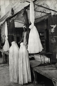 Henri Cartier Bresson, 1948 Pakistan Purdah Women Market