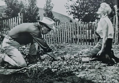 Marilyn Monroe with Clark Gable on set of 'The Misfits', 1960