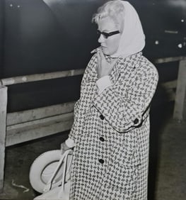 Marilyn Monroe tries to hide from press, 1960