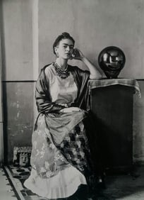 Frida Kahlo, Sitting with ball
