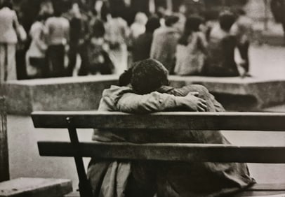 André Kertész, Couple on bus stop, New York, 1974