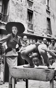 Richard Avedon, Elise Daniels with street performers, Suit by Balenciaga, Le Marais, Paris, 1948