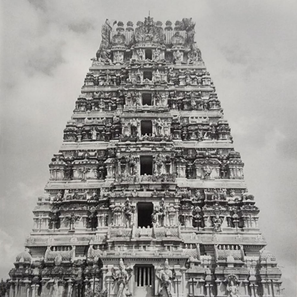 Lynn Davis, The Meenakshi Temple, Madurai, India, 1990 - Limited edition of 50 (1 of 1)