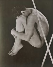 George Platt Lynes, Curled up male nude, 1933