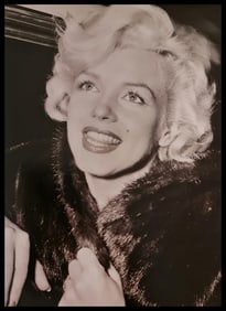 Marilyn Monroe, Beaming upward, 1954