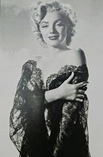 Marilyn Monroe on set of, 'Gentlemen Prefer Blondes' - 1: Title: Marilyn Monroe on set of, 'Gentlemen Prefer Blondes' - 1 Year: Circa 1950's Size: 10.5" x 7.5" Medium: Duotone Photo Engraving Publisher: Parragon Published: 2008 Condition: Excellent Certifica