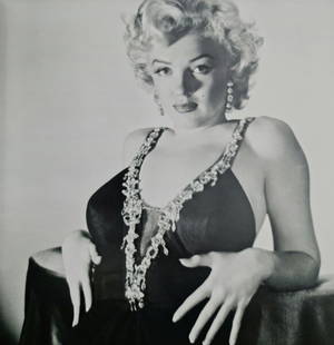 Marilyn Monroe on set of, 'Gentlemen Prefer Blondes' - 2: Title: Marilyn Monroe on set of, 'Gentlemen Prefer Blondes' - 2 Year: Circa 1950's Size: 10.5" x 10.5" Medium: Duotone Photo Engraving Publisher: Parragon Published: 2008 Condition: Excellent Certific