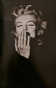 Marilyn Monroe, A farewell kiss for English reporters before boarding a plane, 1956