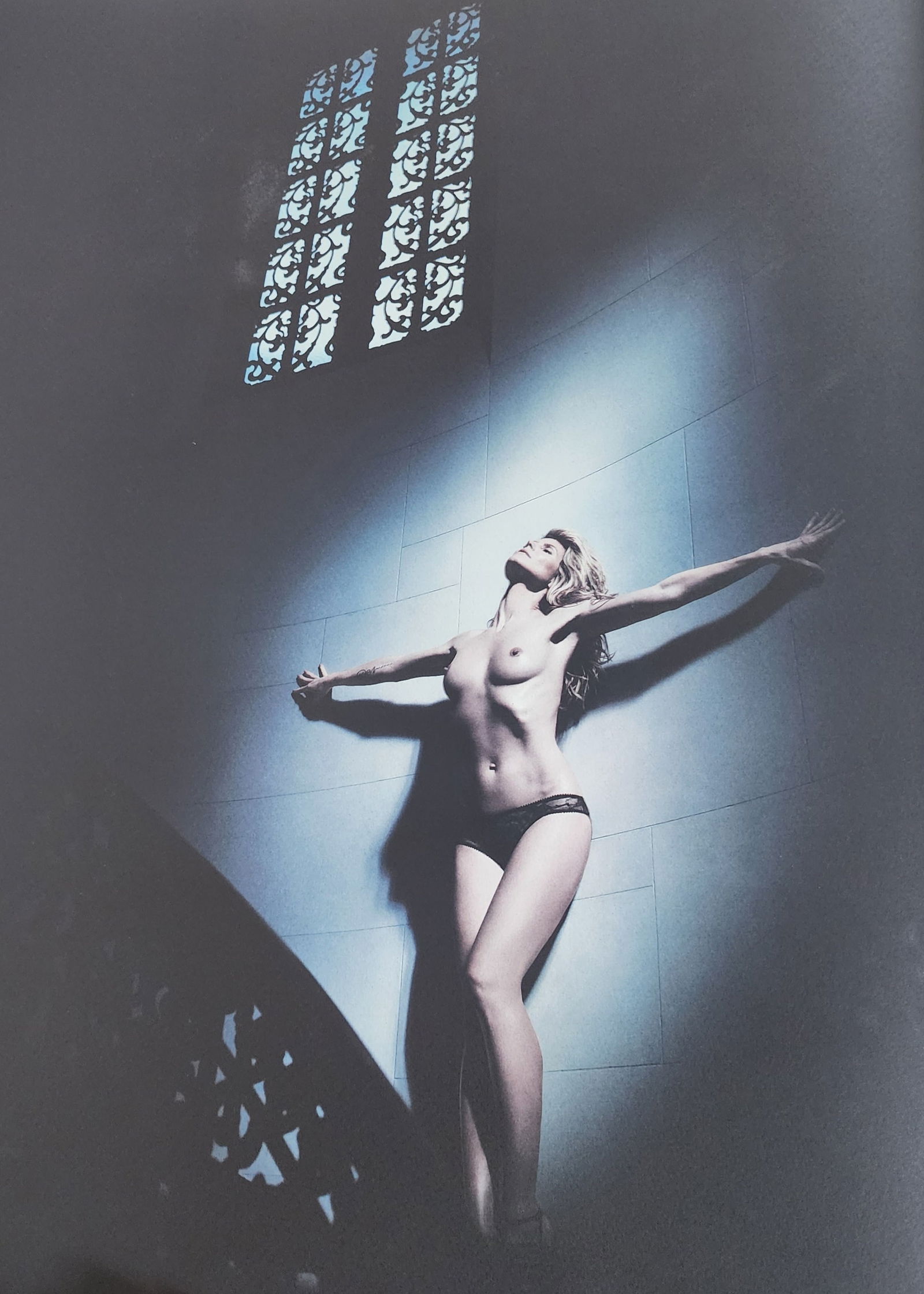 Heidi Klum 22x18 Inches by Rankin, 2017: Artist/Photographer: Rankin Title/Subject: Heidi Klum Type Of Print: Authentic Sheet Fed Photogravure/Heliogravure. Date Of Print: 2017 Paper: Medium weight, satin/matte finish. Print Origin: Italy Ap