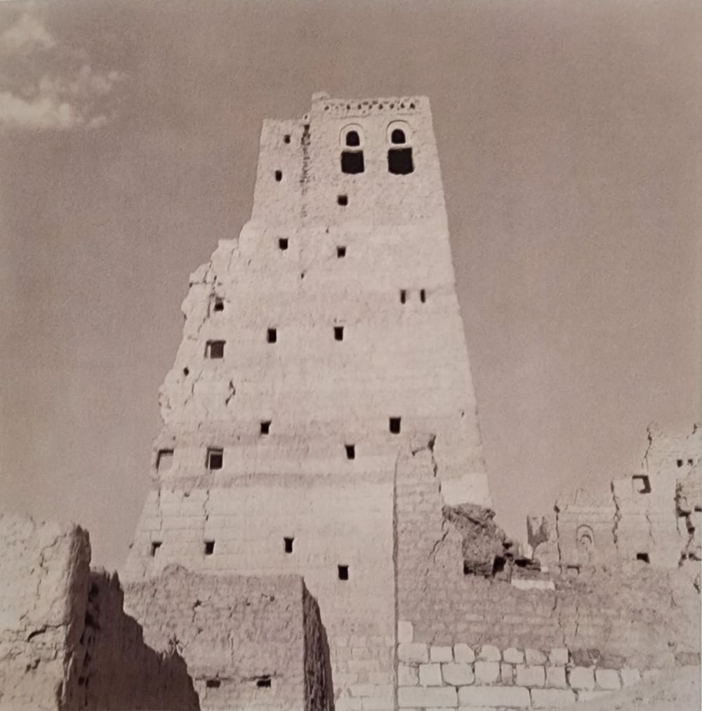 Lynn Davis, Old Ma'rib, Yemen, 1996 - Limited edition of 50 - 1: Photographer: Lynn Davis Title: Old Ma'rib, Yemen Date Of Negative: 1996 Type Of Print: Sheet Fed Photogravure/Offset lithograph Date Of Print: 1999 Edition: From the rare edition of 50, signed and nu