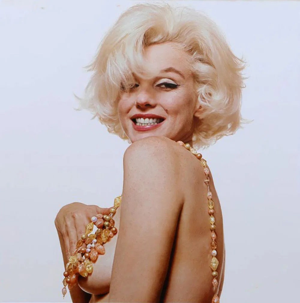 Bert Stern, Marilyn Monroe The Last Sitting - 1962: Photographer: Bert Stern: Subject: Marilyn Monroe The Last Sitting Year: 1962 Print Type: Photogravure/Heliogravure. Year: 1982 Paper: Medium weight, matte finish. Print Origin: Germany Approximate Im