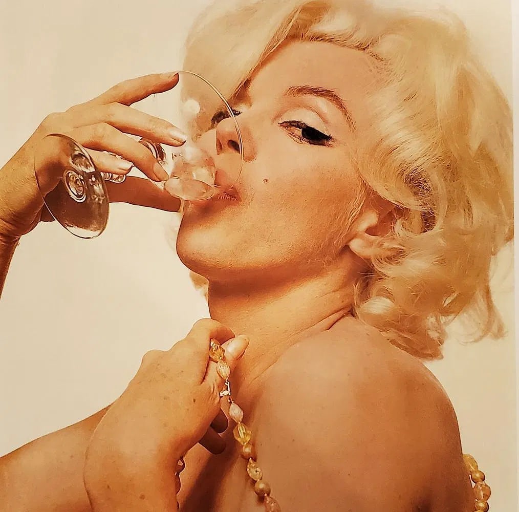 Bert Stern, Marilyn Monroe The Last Sitting - 1962: Photographer: Bert Stern: Subject: Marilyn Monroe The Last Sitting Year: 1962 Print Type: Photogravure/Heliogravure. Year: 1982 Paper: Medium weight, matte finish. Print Origin: Germany Approximate Im