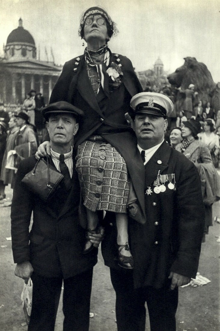 Henri Cartier Bresson, Trafalgar Square King George VI Coronation, 1938: Item Details Description Photographer: Henri Cartier-Bresson (French 1908 - 2004) - Internationally renowned photographic artist - widely considered the "father" of modern photojournalism. Subject/Tit