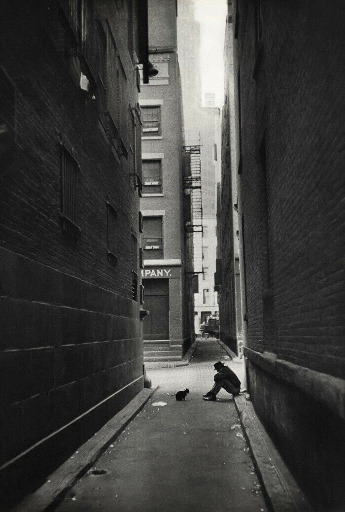 Henri Cartier Bresson, New York City Alley, 1947: Item Details Description Photographer: Henri Cartier-Bresson (French 1908 - 2004) - Internationally renowned photographic artist - widely considered the "father" of modern photojournalism. Subject/Tit