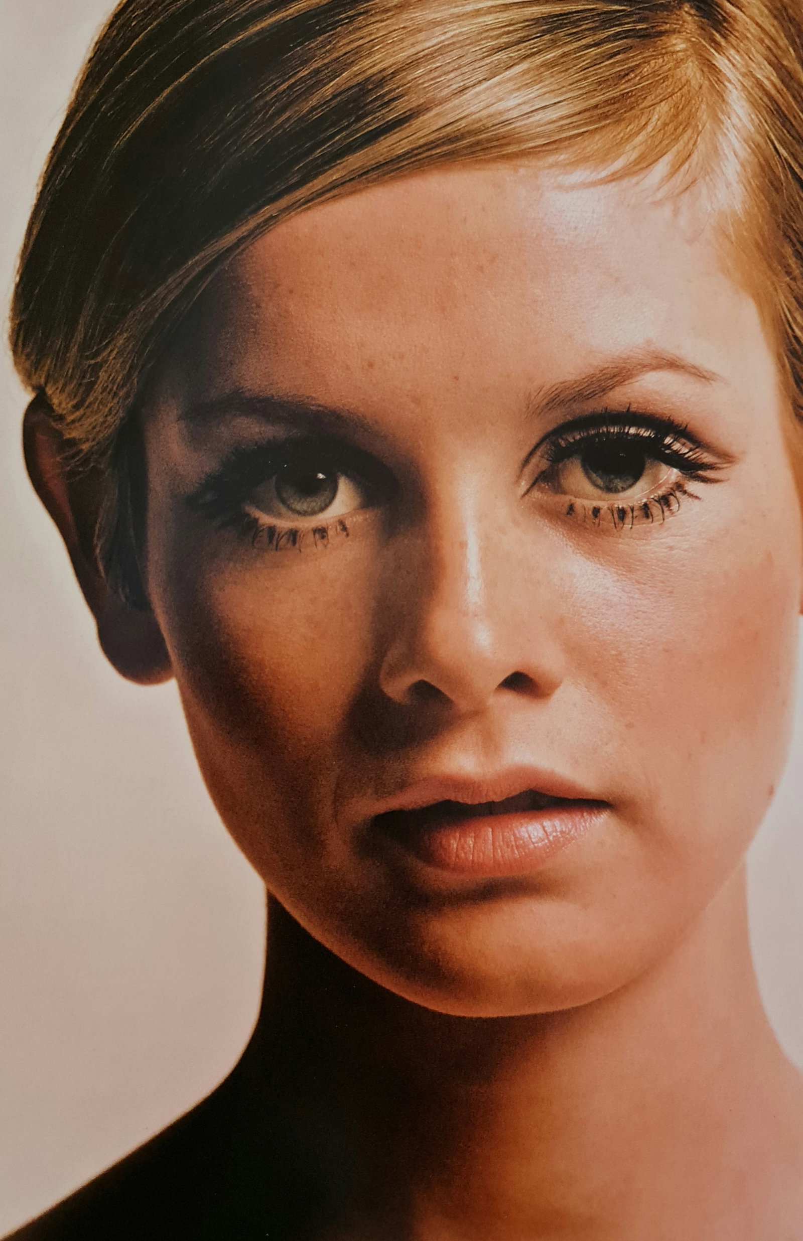 Melvin Sokolski, Twiggy, Bazaar, 1967: Photographer: Melvin Sokolsky, (October 9, 1933 ? August 29, 2022) was an American photographer and film director. His fantastical and occasionally surreal work brought an experimental energy to Harpe