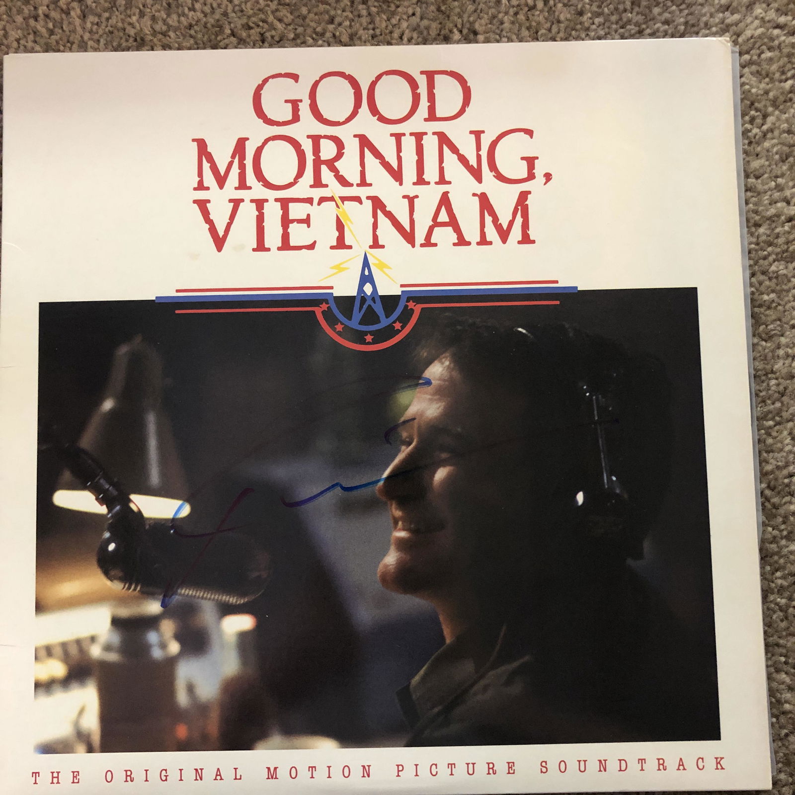 ROBIN WILLIAMS AUTOGRAPHED SOUNDTRACK COVER (1 of 1)