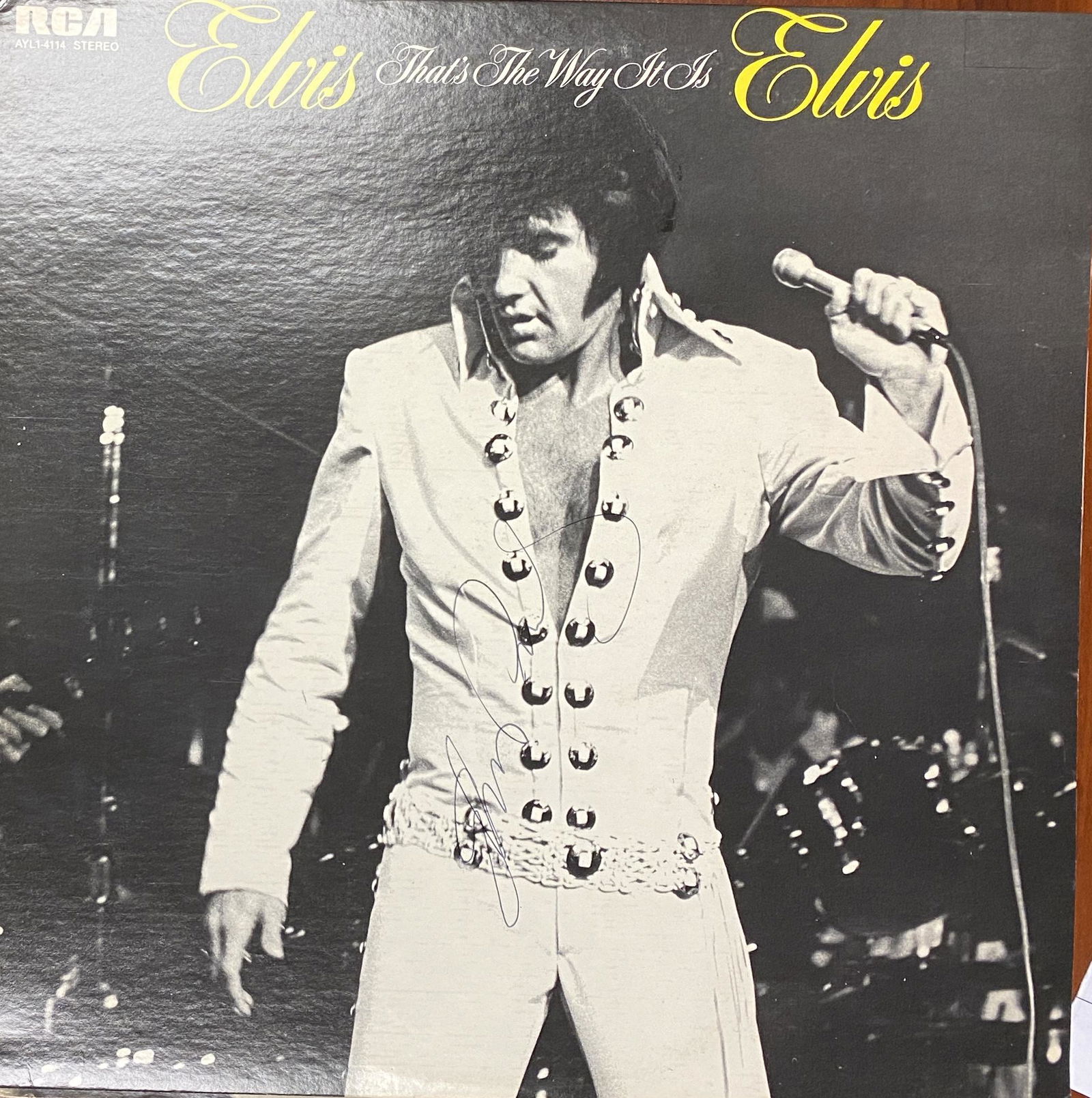 ELVIS PRESLEY AUTOGRAPHED ALBUM (1 of 1)