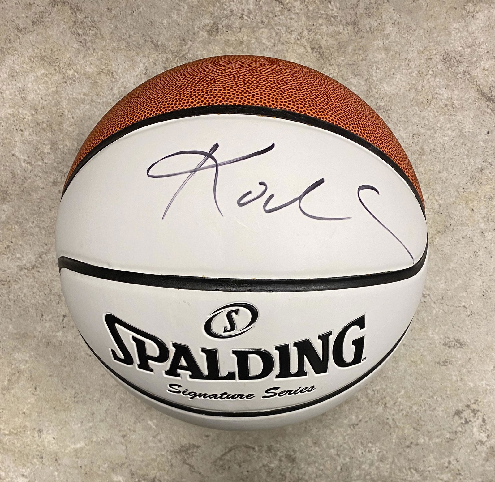 KOBE BRYANT BASKETBALL AUTOGRAPHED (1 of 1)