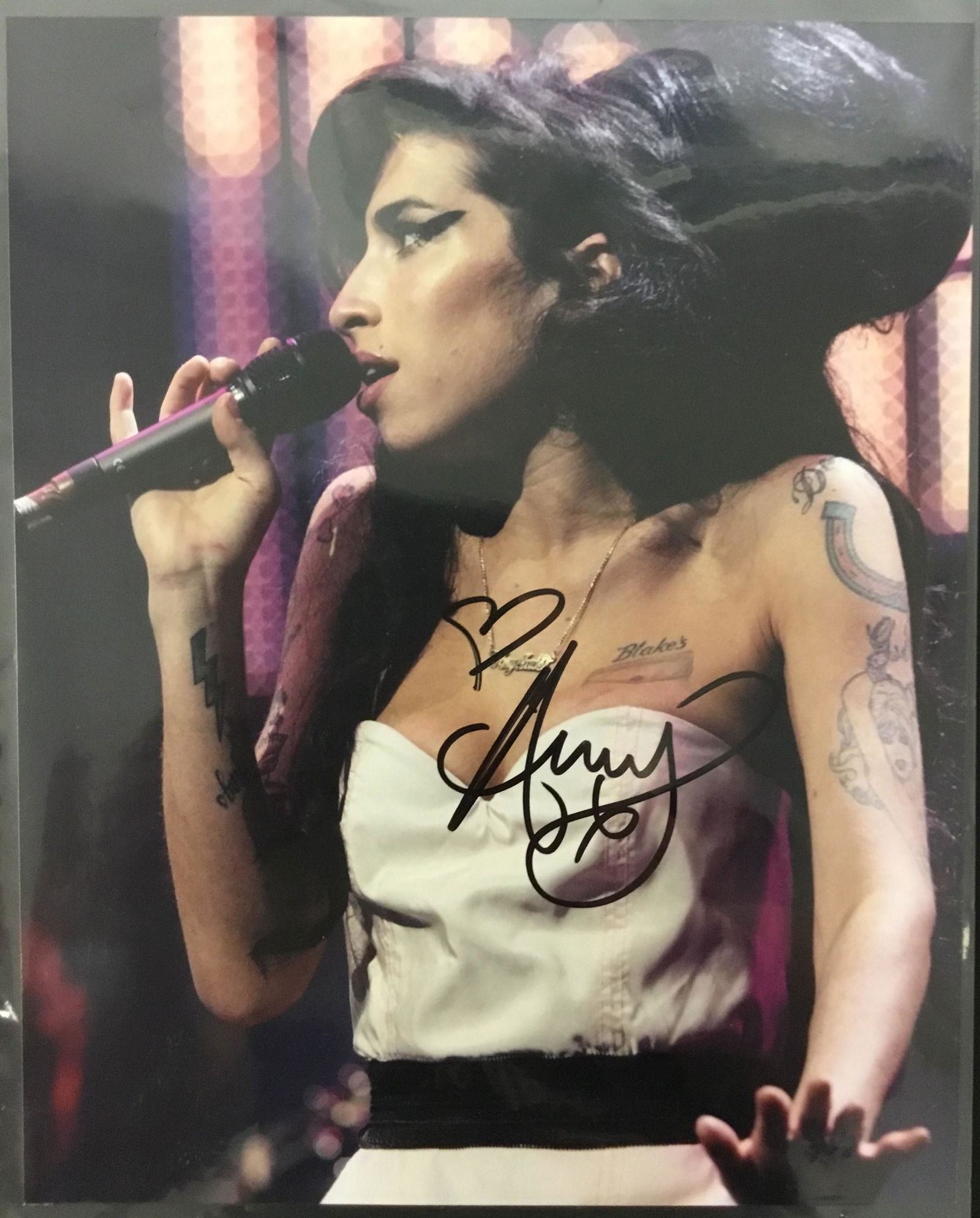 Amy Winehouse Autographed 8x10 photo (1 of 1)