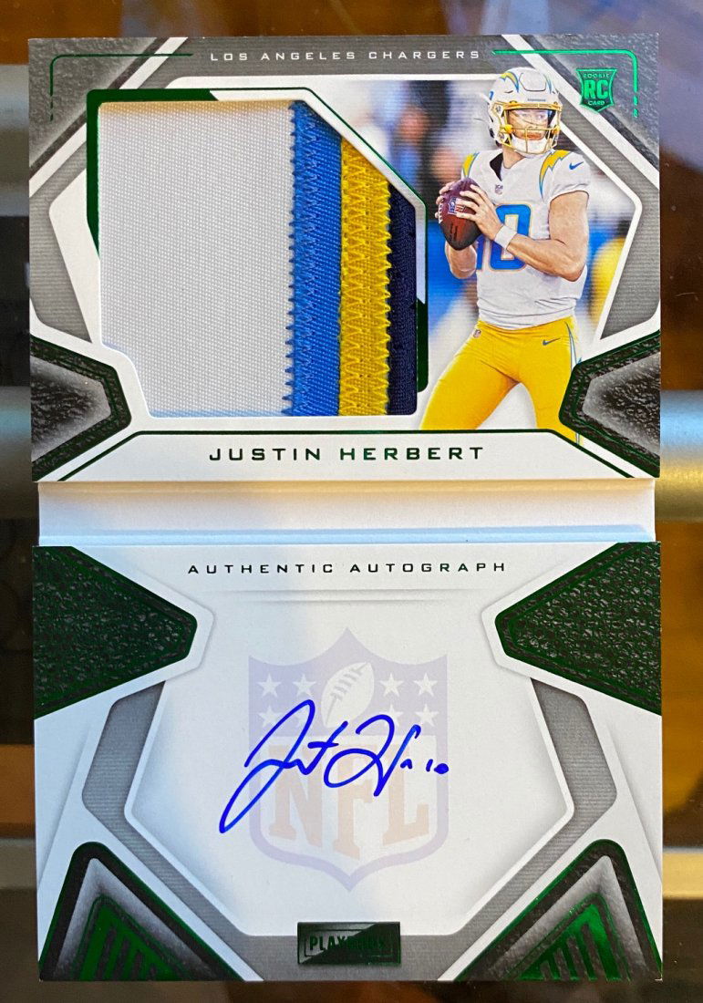 2020 JUSTIN HERBERT PLAYBOOK AUTOGRAPH JERSEY CARD (1 of 2)