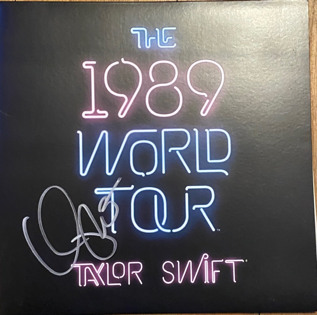 TAYLOR SWIFT AUTOGRAPHED ALBUM CONCERT PROGRAM! (1 of 1)