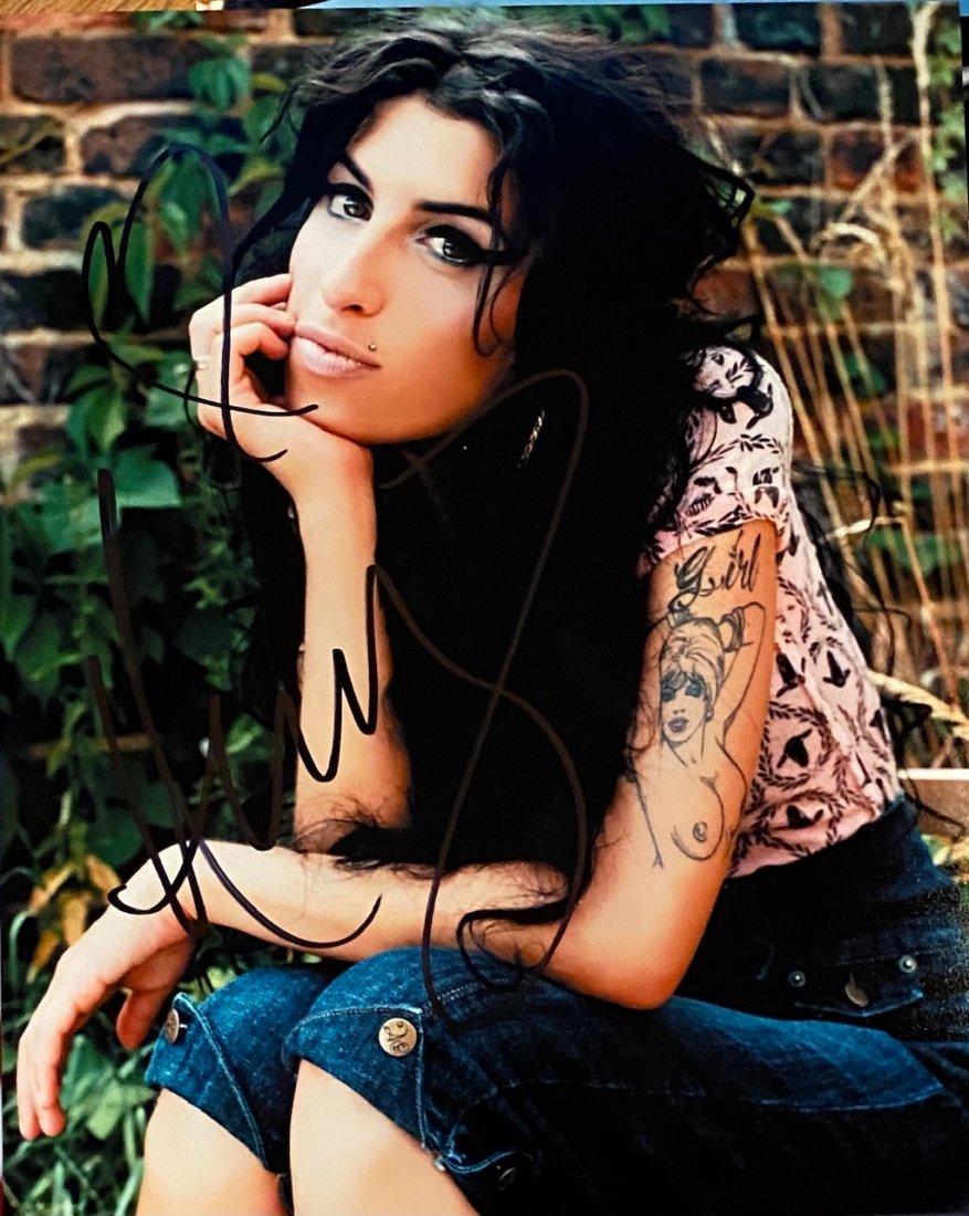 AMY WINEHOUSE AUTOGRAPHED 8X10 (1 of 1)