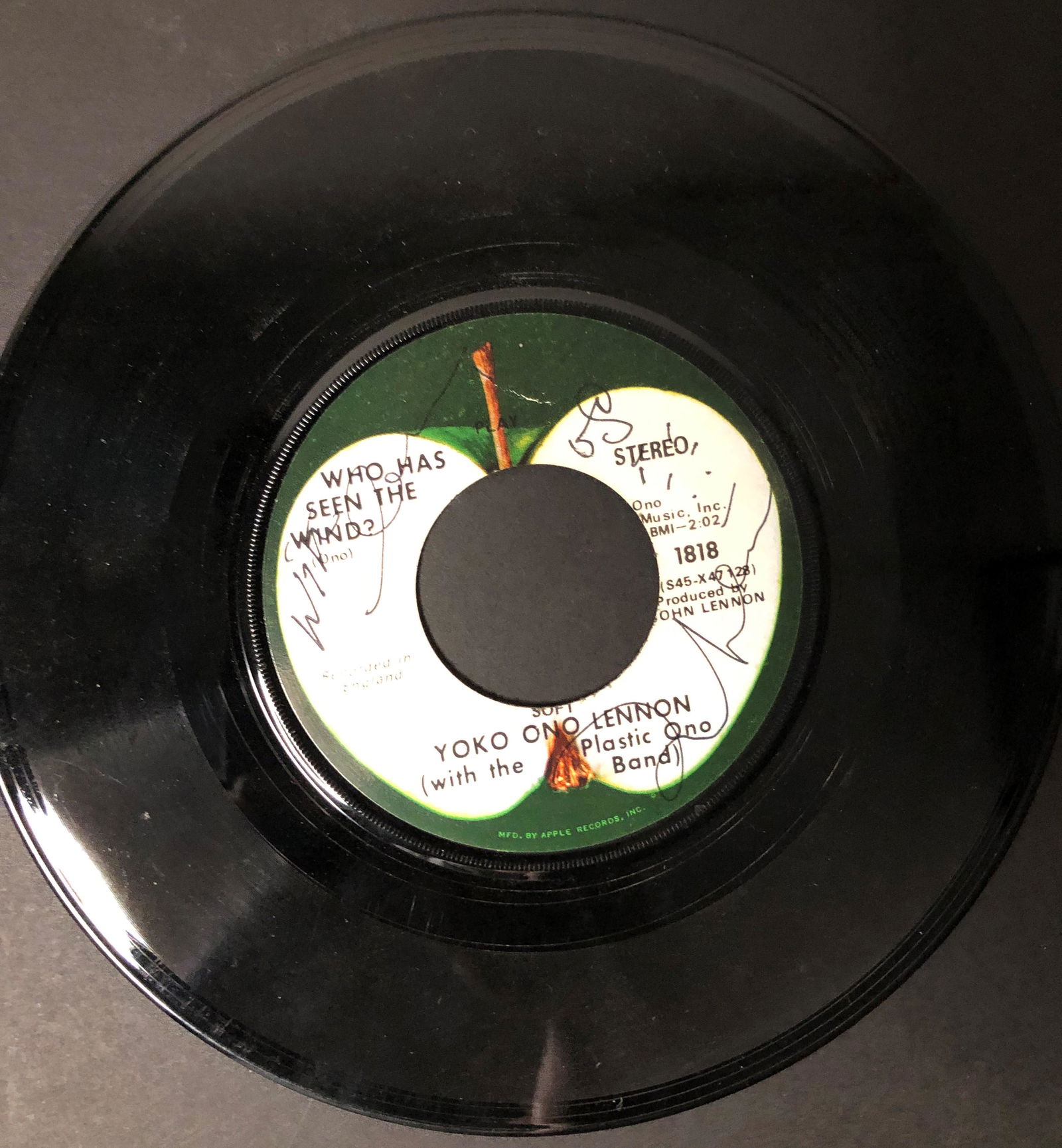 John Lennon Autographed 7": Displays are not framed, and can be framed for a cost. Framed items will state they are framed in the name of the item. Ask any and all questions before bidding. Signed album covers are not guaranteed