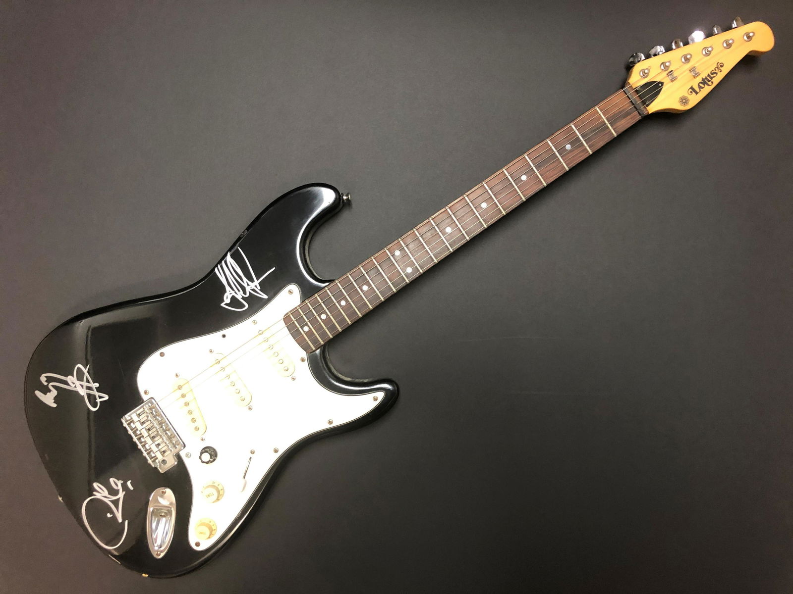 Led Zeppelin Autographed Guitar, page plant jones: Displays are not framed, and can be framed for a cost. Framed items will state they are framed in the name of the item. Ask any and all questions BEFORE bidding. Signed album covers are not guaranteed