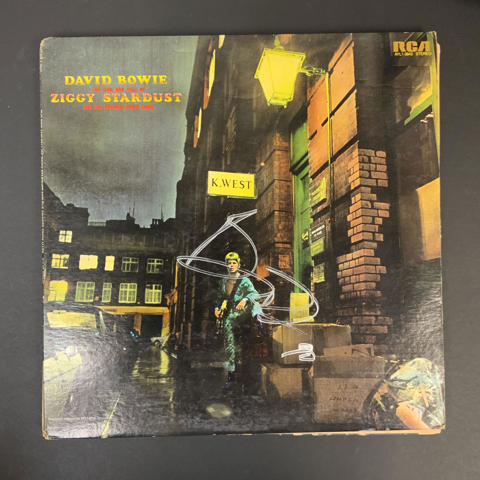 David Bowie Autographed Album cover: Displays are not framed, and can be framed for a cost. Framed items will state they are framed in the name of the item. All signed items come with a COA. Ask any and all questions BEFORE bidding. Sign