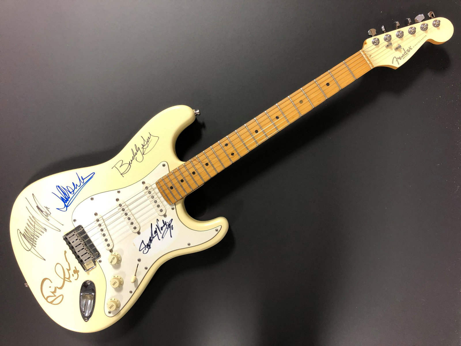 Stevie Ray Vaughan Autographed Guitar FINAL SHOW (1 of 1)