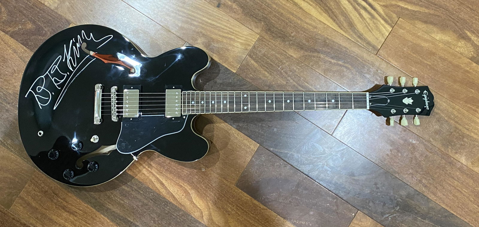 BB King Autographed Guitar (1 of 1)