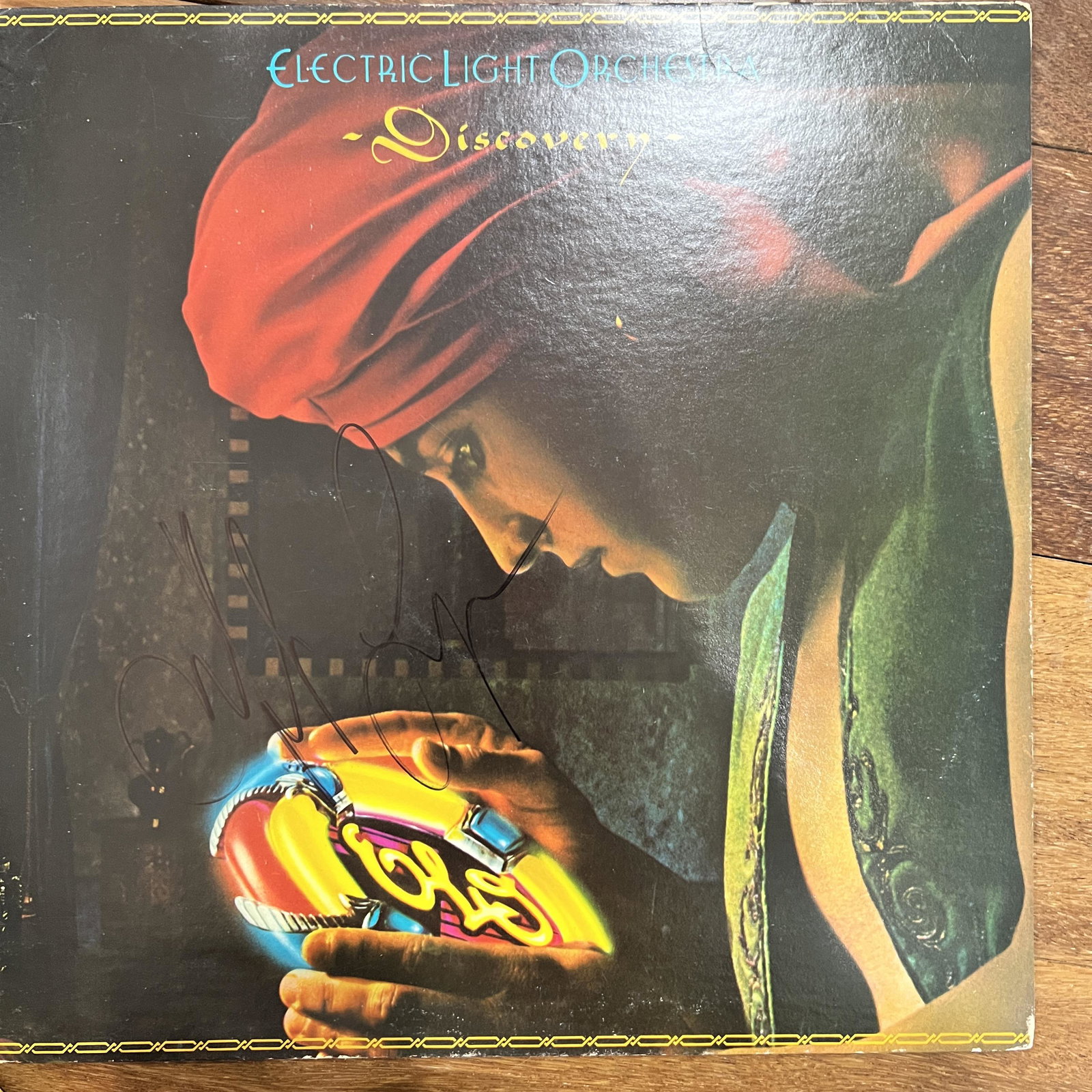 Jeff Lynne Autographed Album: Displays are not framed, and can be framed for a cost. Framed items will state they are framed in the name of the item. All signed items come with a COA. Ask any and all questions BEFORE bidding. Sign
