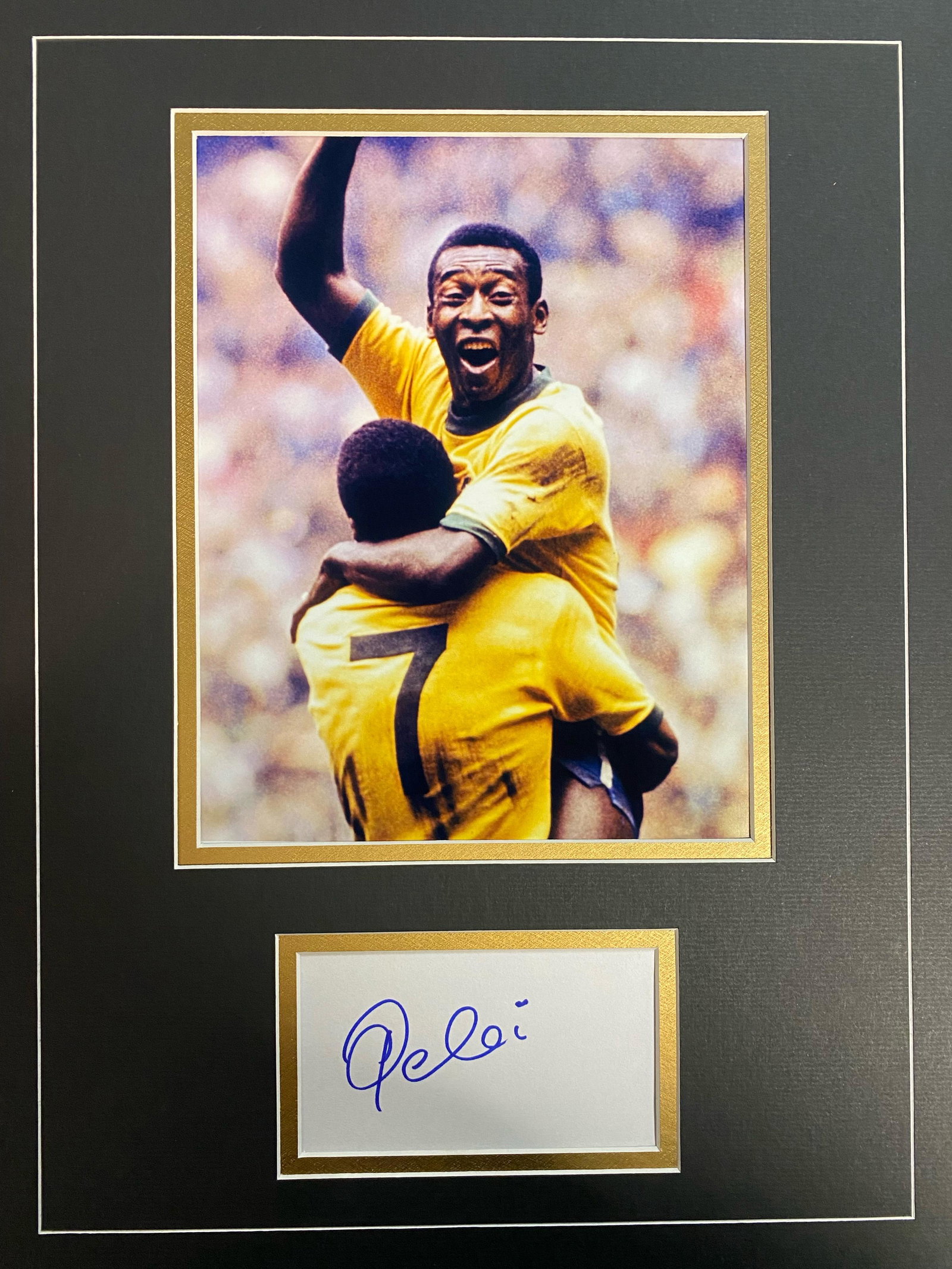 Pele Autographed Display: Displays are not framed, and can be framed for a cost. Framed items will state they are framed in the name of the item. All signed items come with a COA. Ask any and all questions BEFORE bidding. Sign