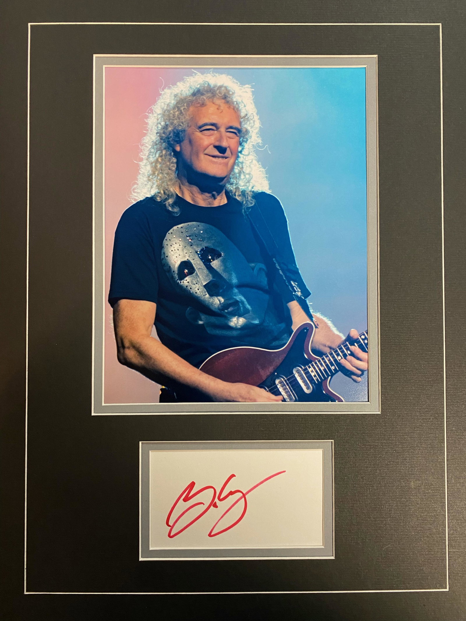 Brian May Autographed Display: Displays are not framed, and can be framed for a cost. Framed items will state they are framed in the name of the item. All signed items come with a COA. Ask any and all questions BEFORE bidding. Sign