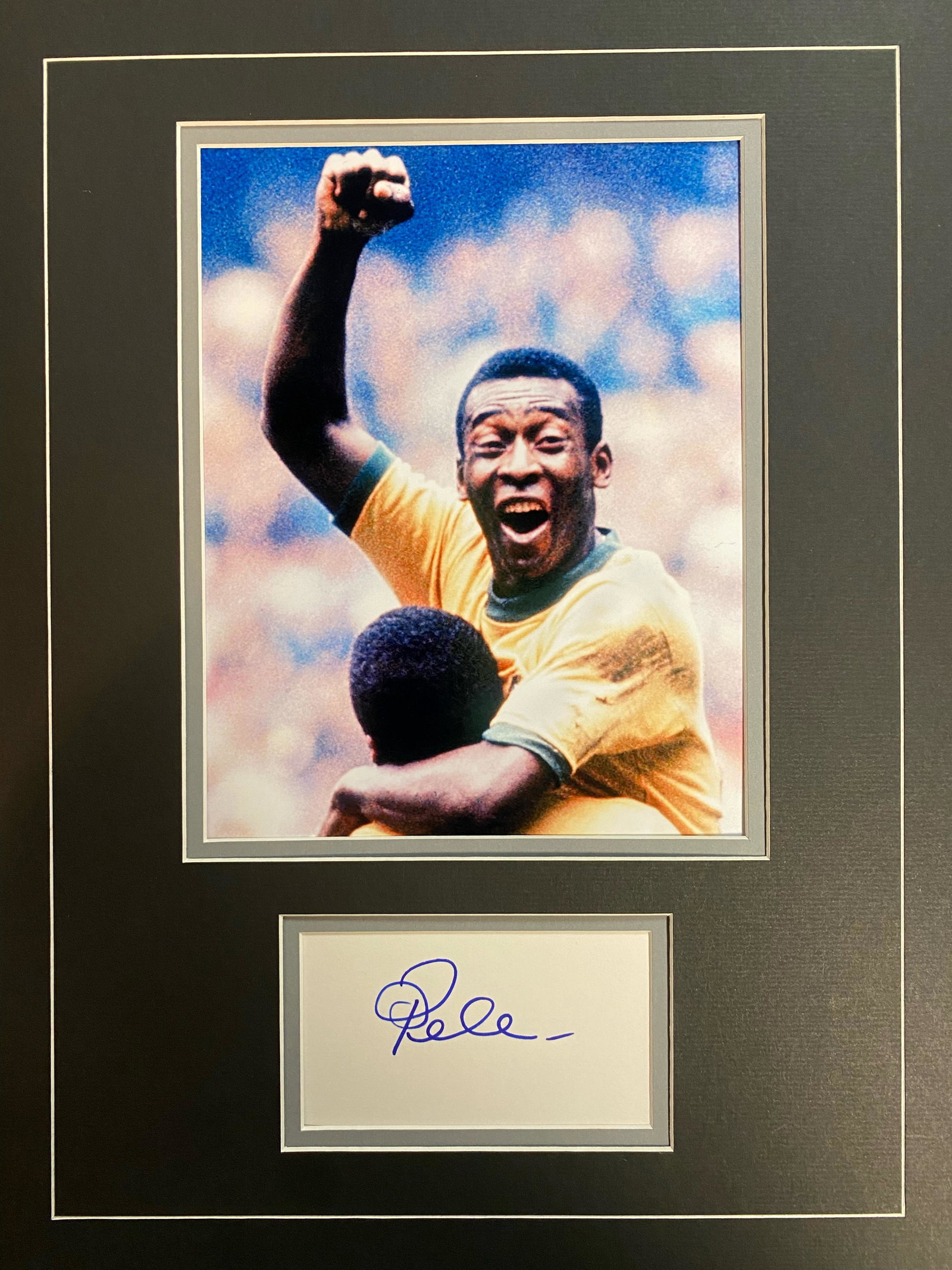 Pele Autographed DISPLAY: Displays are not framed, and can be framed for a cost. Framed items will state they are framed in the name of the item. All signed items come with a COA. Ask any and all questions BEFORE bidding. Sign