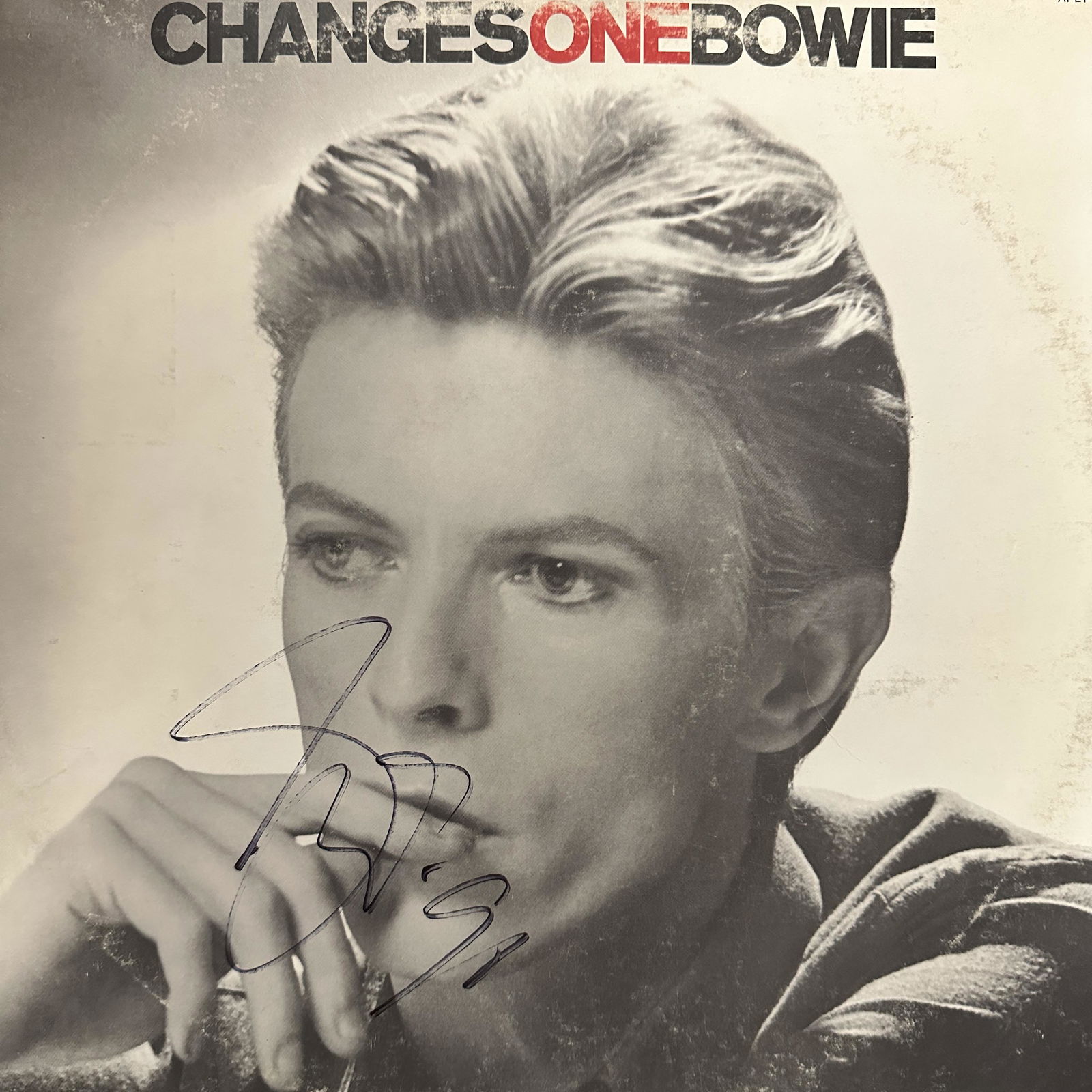 David Bowie Autographed Album: Displays are not framed, and can be framed for a cost. Framed items will state they are framed in the name of the item. All signed items come with a COA. Ask any and all questions BEFORE bidding. Sign