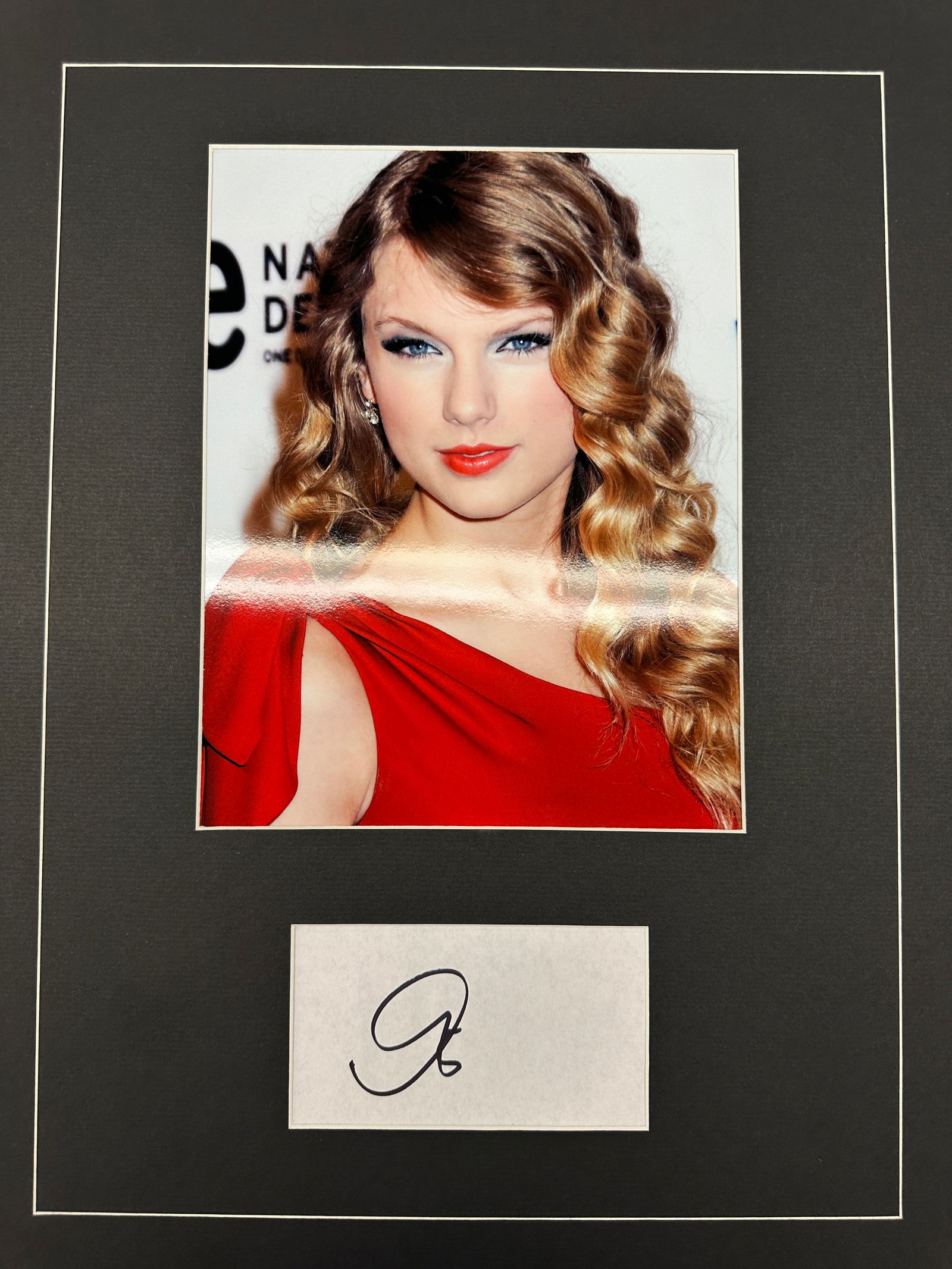 Taylor Swift AUTOGRAPHED Display (1 of 1)
