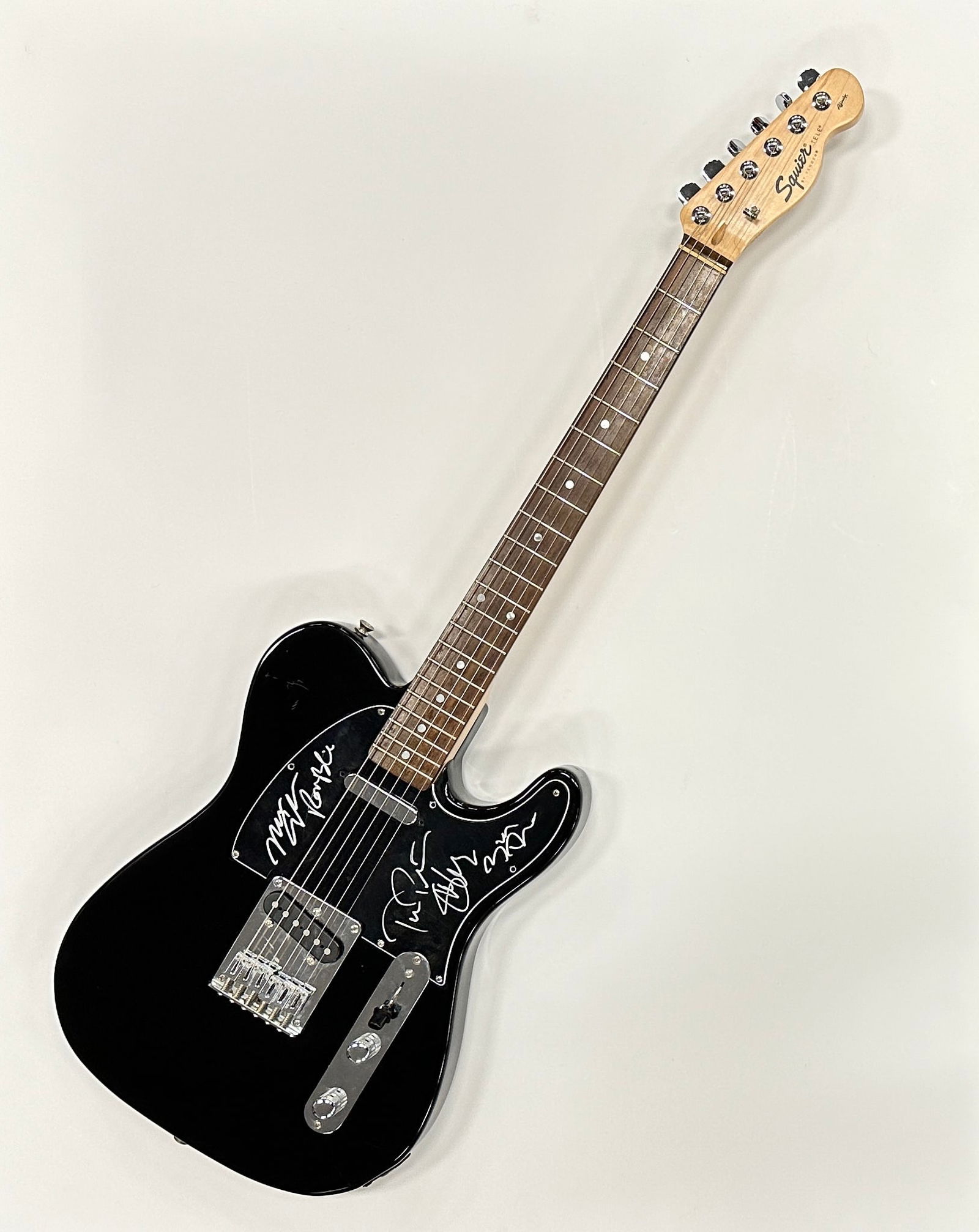 Tom PETTY Autographed Guitar MIKE CAMPBELL STANLYNCH BENMONT TENCH (1 of 2)