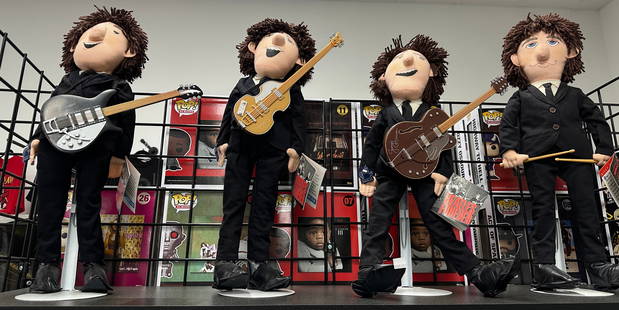 Vintage Beatles Applause Dolls Set With Stands And Instraments: Displays are not framed, and can be framed for a cost. Framed items will state they are framed in the name of the item. All signed items come with a COA. All items now come with a 3rd Party COA from P